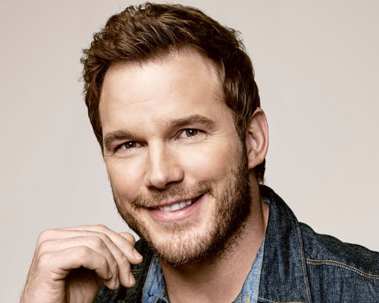 Популярный актер Крис Прэтт улыбается 
