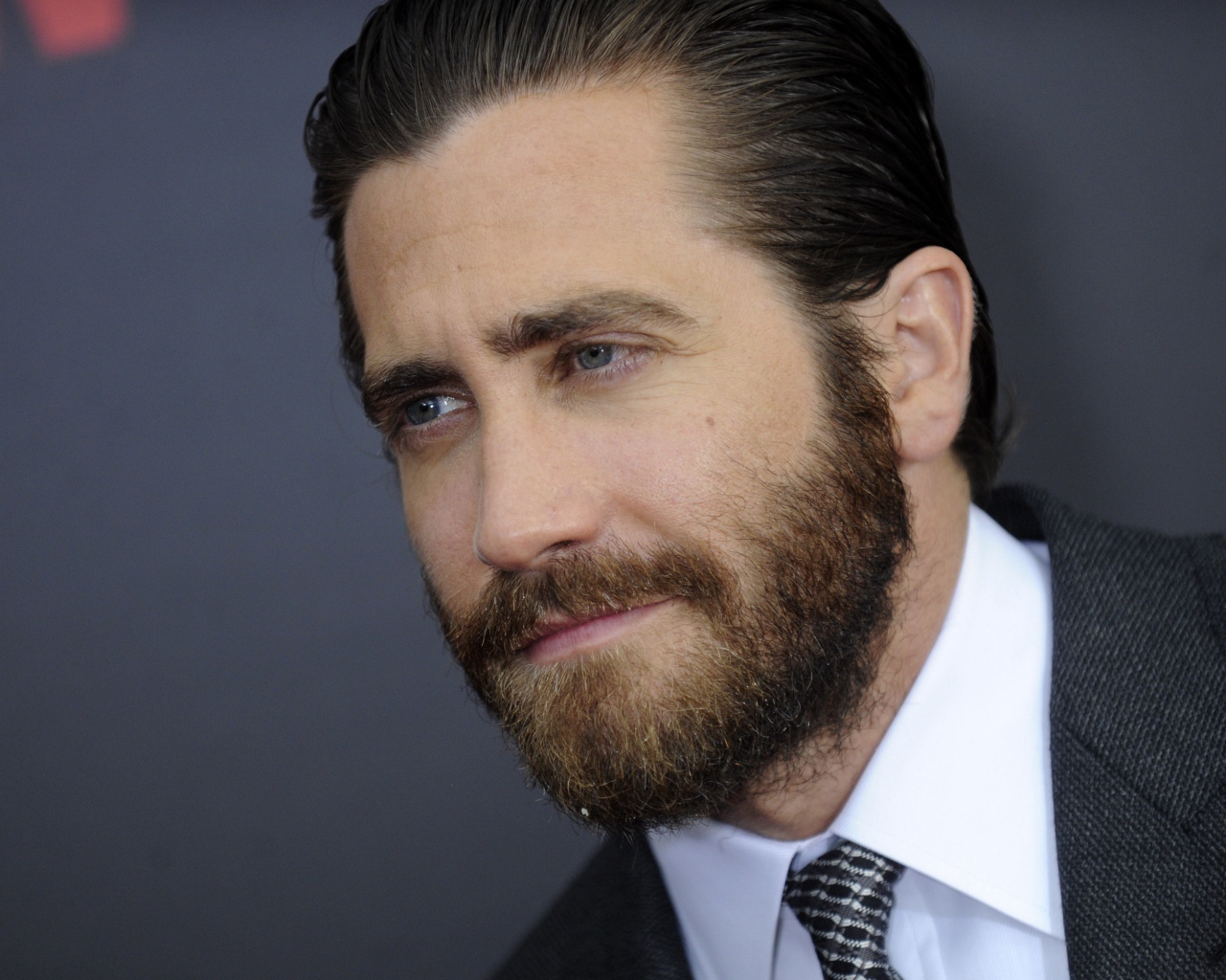 Популярный актер Джейк Джилленхол в костюме