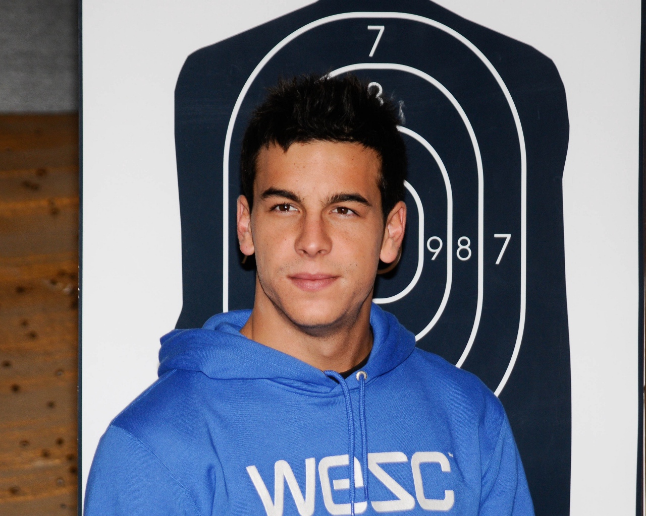 Популярный актер Марио Касас на фоне мишени