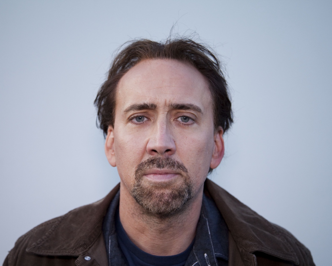 Популярный актер Николас Кейдж на сером фоне