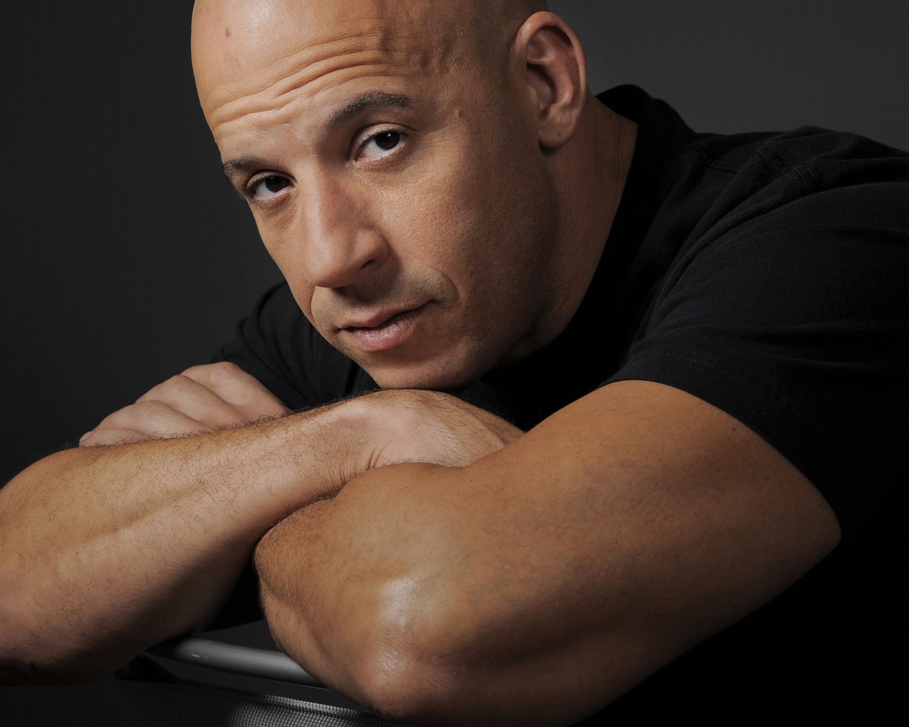 Популярный  актер Вин Дизель в черной майке