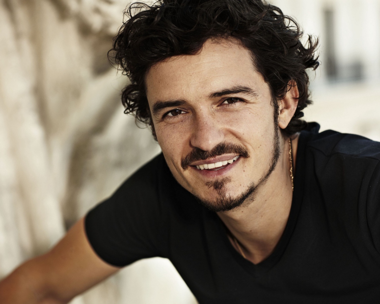 Улыбающийся мужчина, красивый популярный актер Орландо Блум