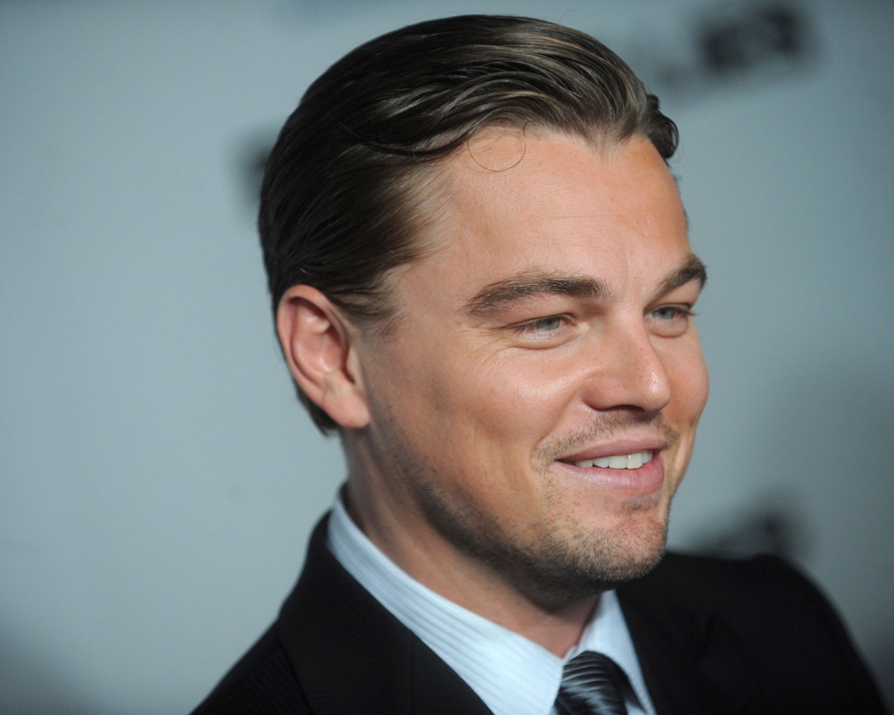Улыбающийся популярный актер Леонардо Ди Каприо