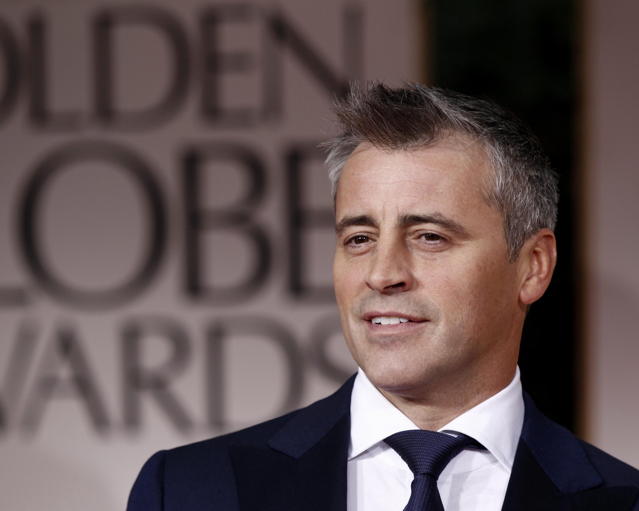 Стильный актер Мэтт Леблан в костюме