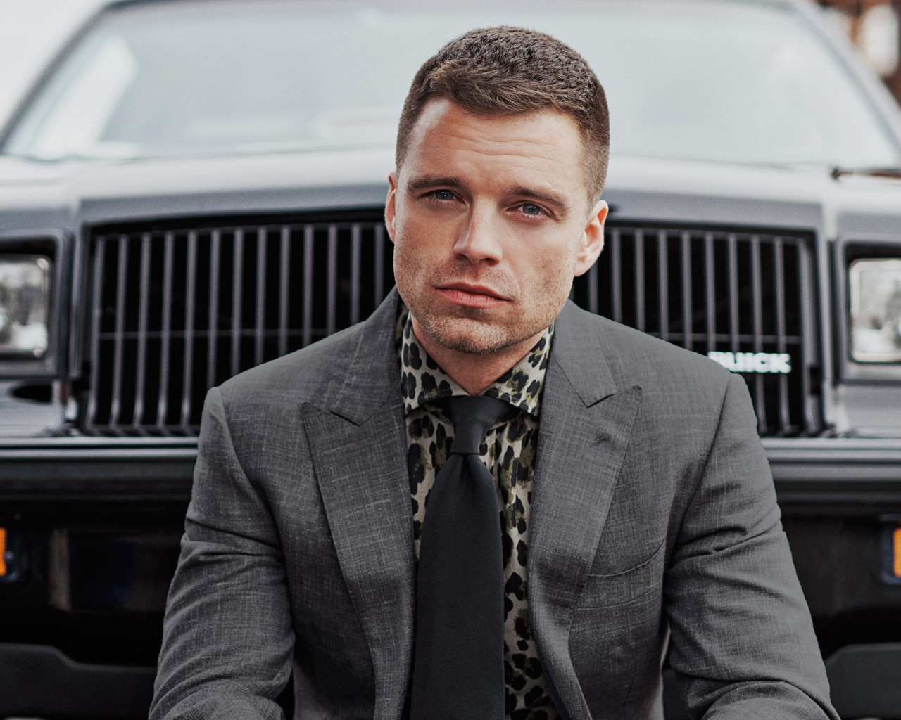 Стильный молодой актер Себастиан Стэн