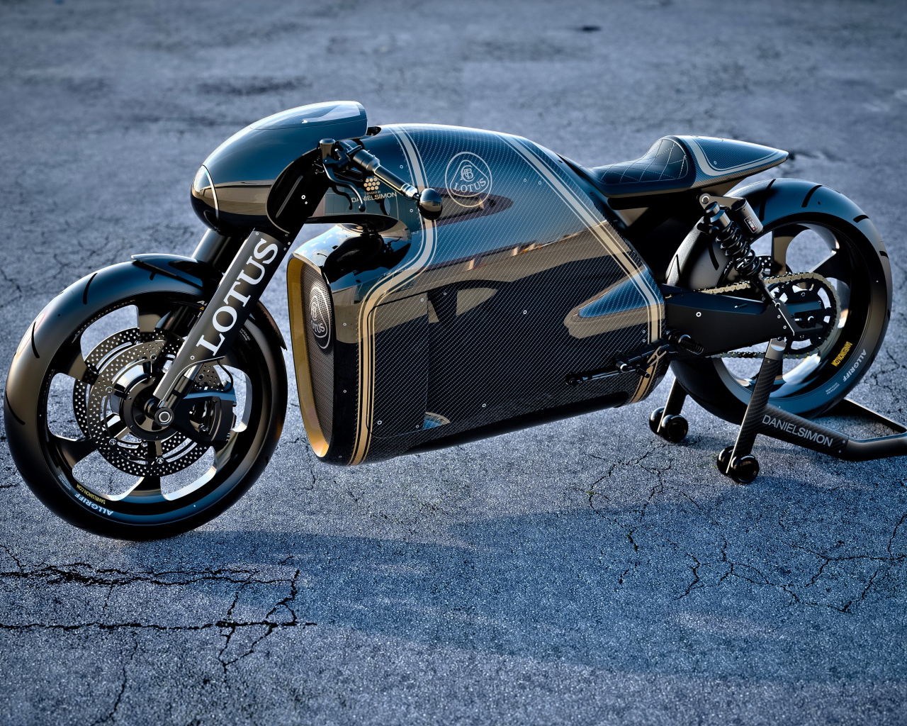 Черный мотоцикл Lotus C-01 на асфальте