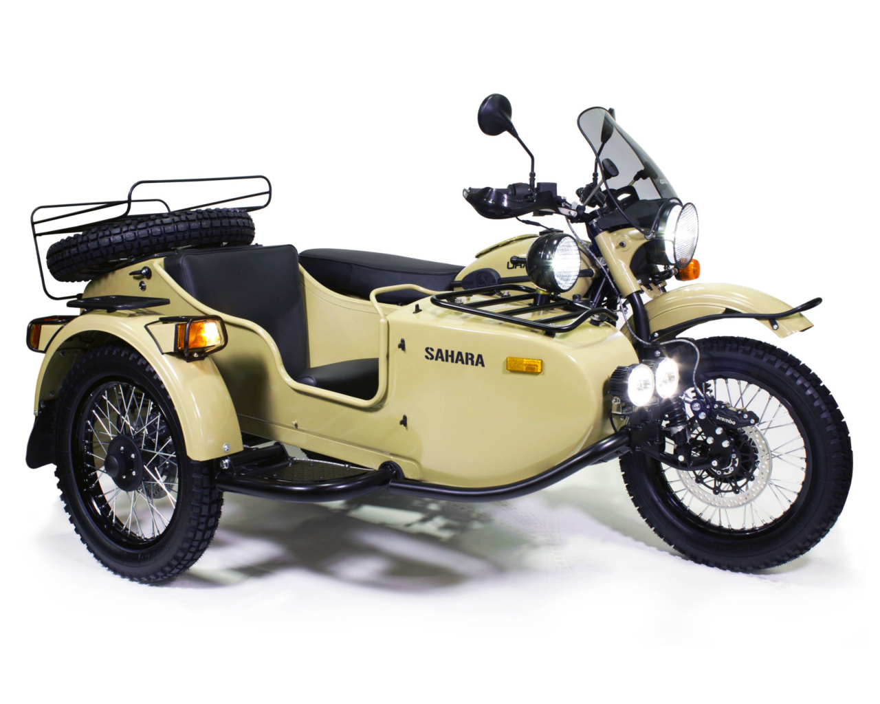 Тяжелый мотоцикл Ural Gear Up Sahara на белом фоне