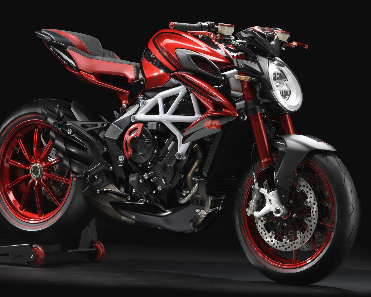 Мотоцикл Agusta Brutale 800 RR LH44 на черном фоне