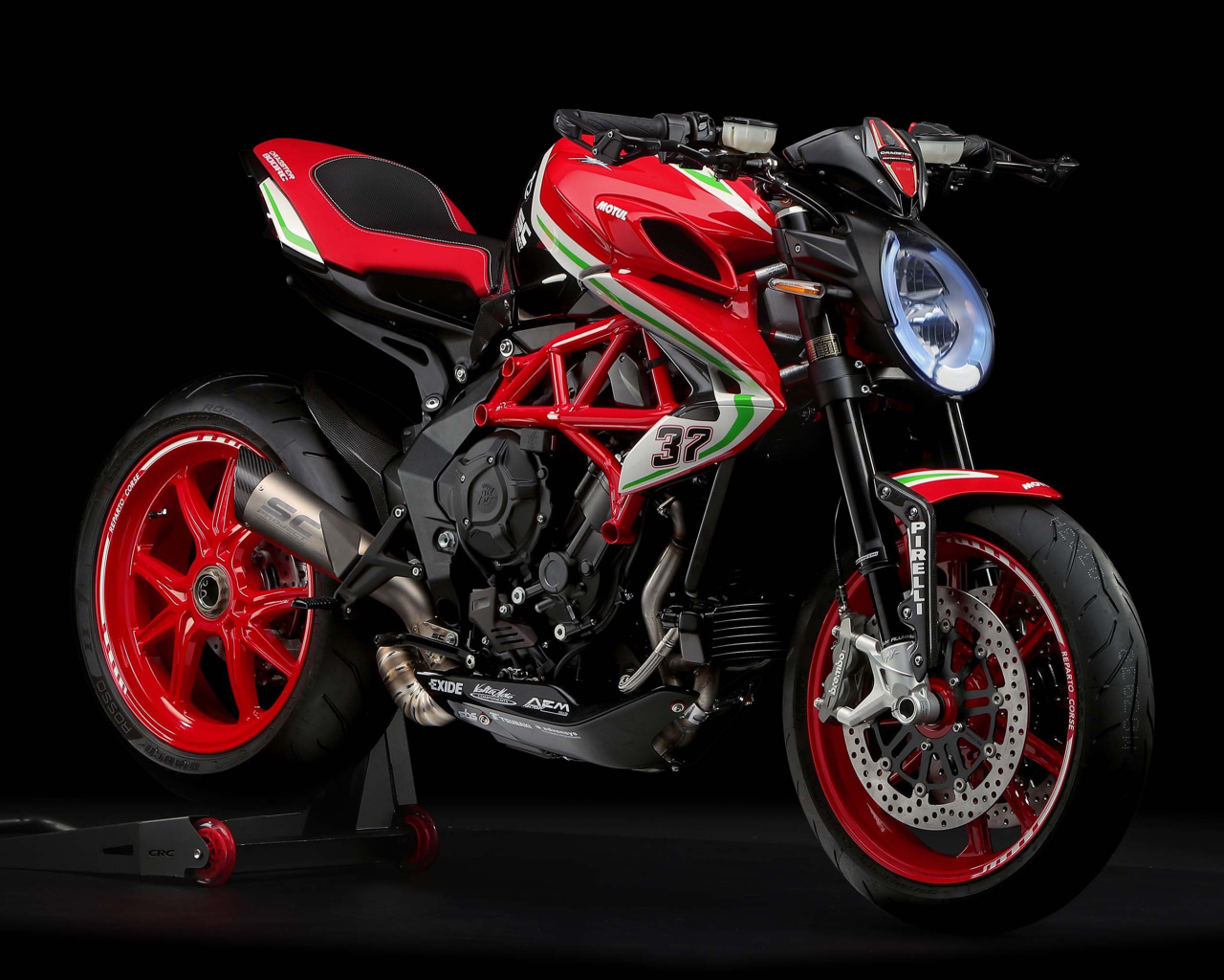 Мотоцикл  Agusta Dragster 800 RC, 2019 года на черном фоне