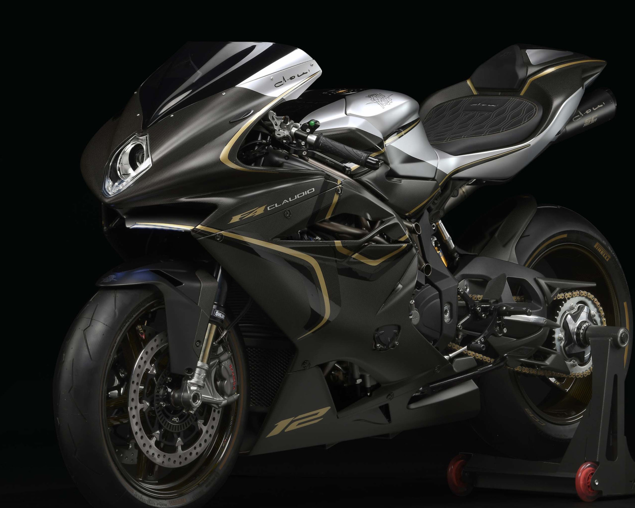 Мотоцикл Agusta F4 Claudio 2018 года на черном фоне