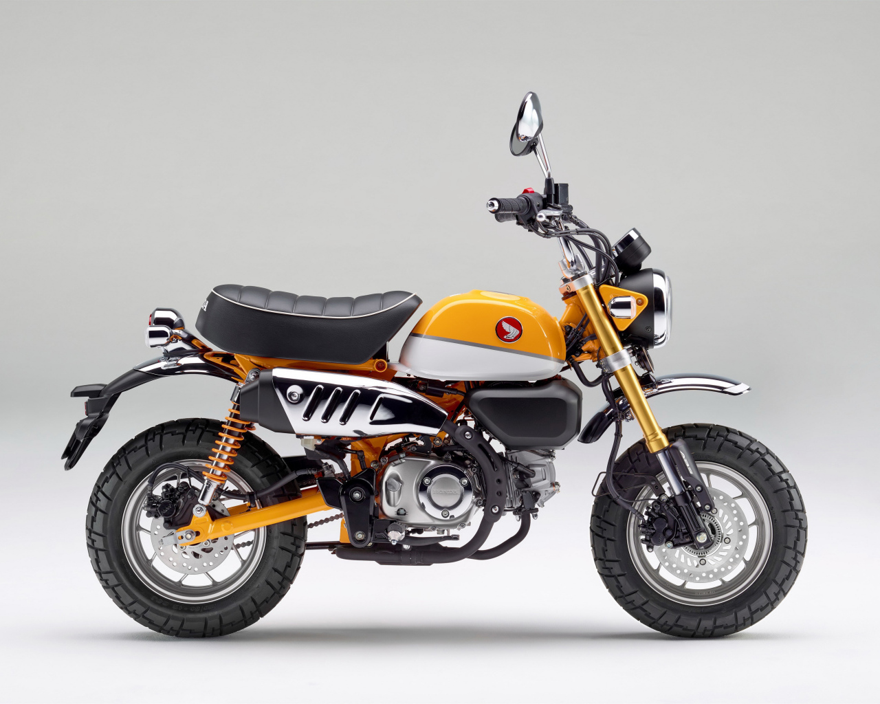 Мотоцикл Monkey 125, 2018 года на сером фоне