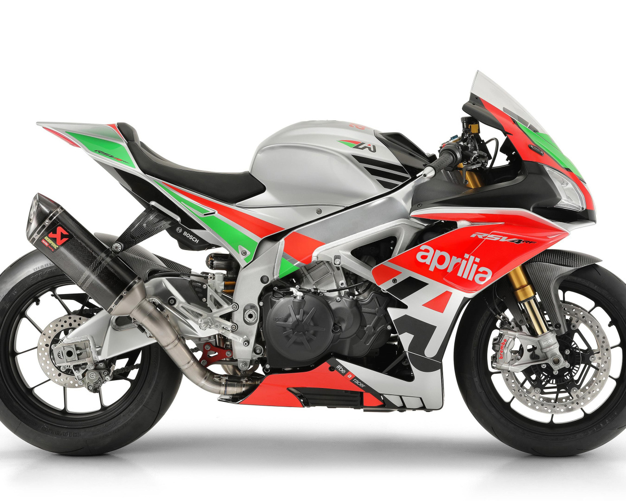 Мотоцикл Aprilia RSV4, 2018 на белом фоне