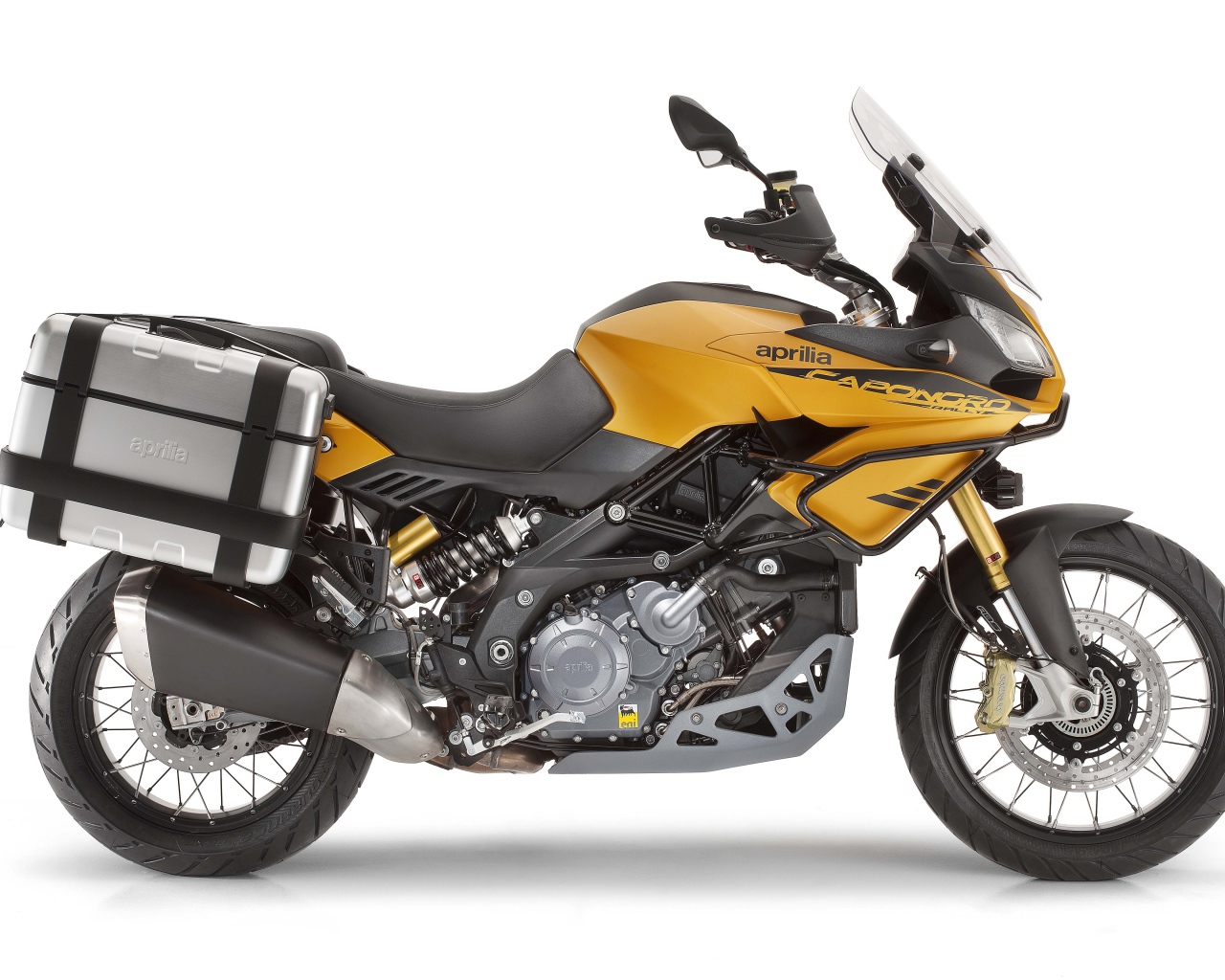 Мотоцикл Aprilia на белом фоне