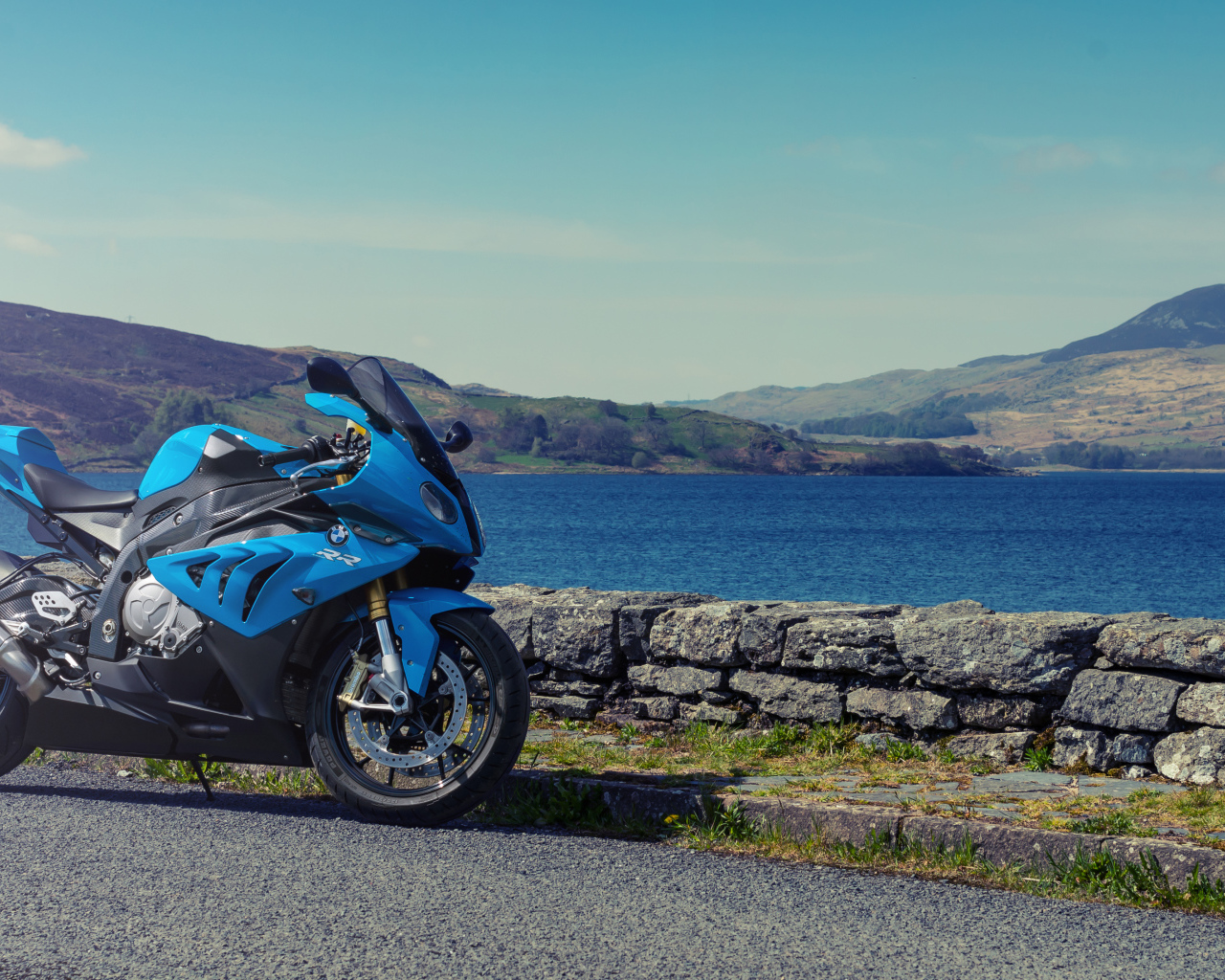 Голубой мотоцикл BMW S1000RR на фоне воды