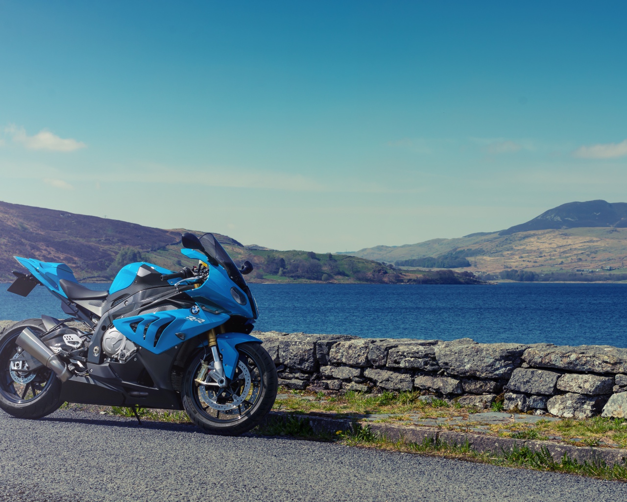 Синий мотоцикл BMW S1000 на фоне воды