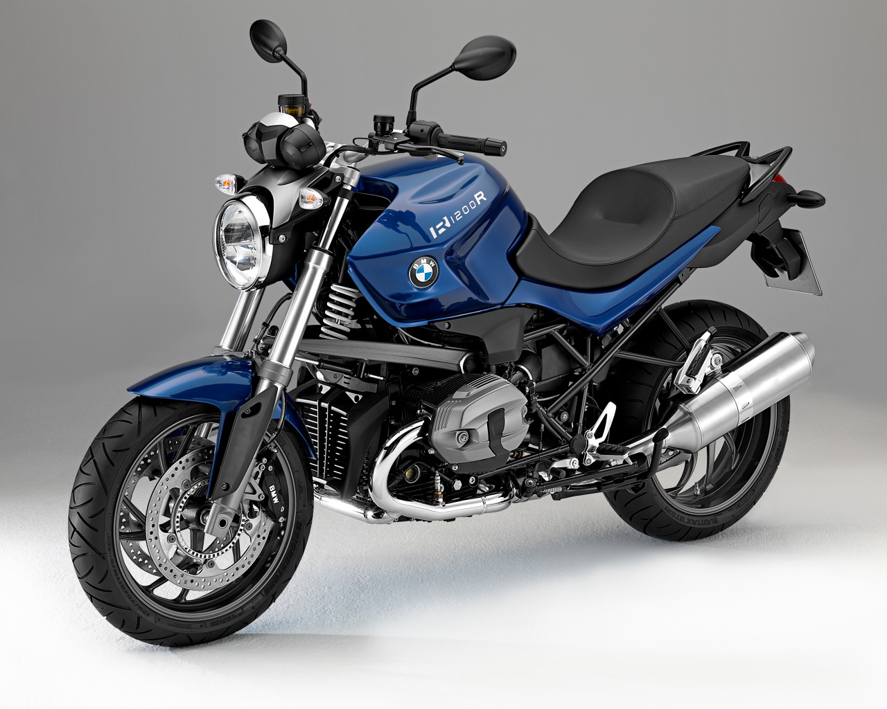 Синий мотоцикл BMW R1200R на сером фоне