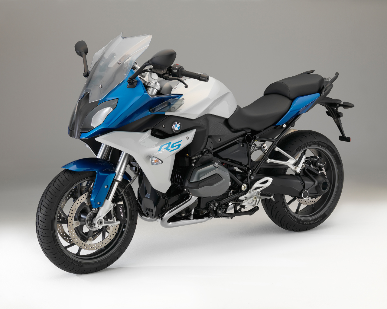 Быстрый мотоцикл BMW R1200RS 2015 года на сером фоне