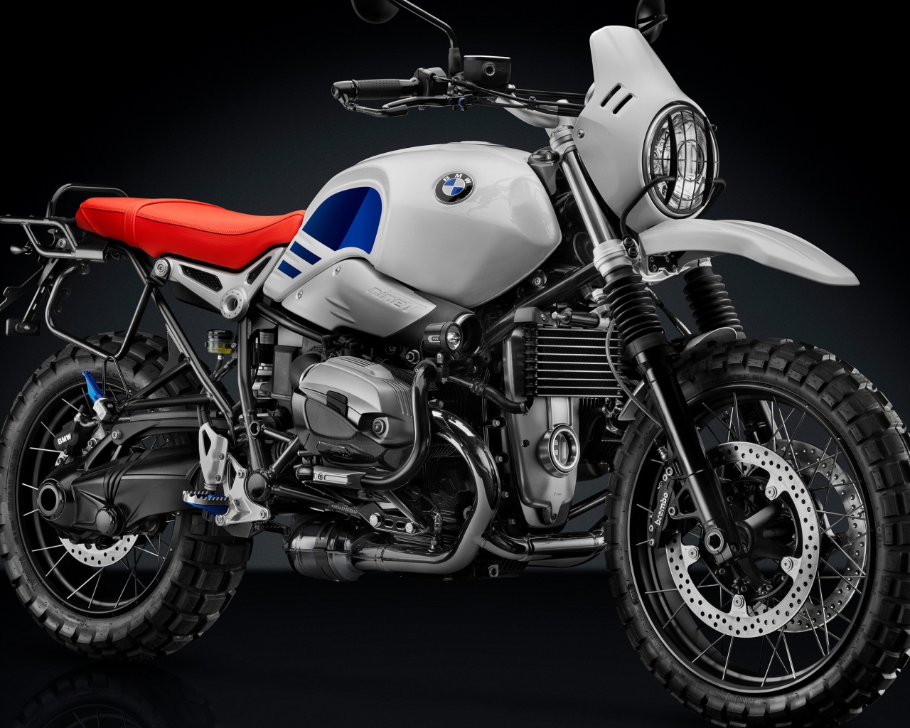 Мотоцикл BMW R nineT Urban GS, 2018 на черном фоне
