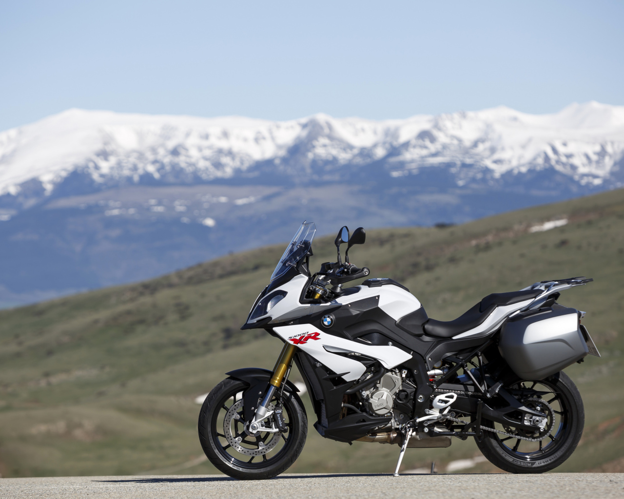 Мотоцикл BMW S1000 XR на фоне гор