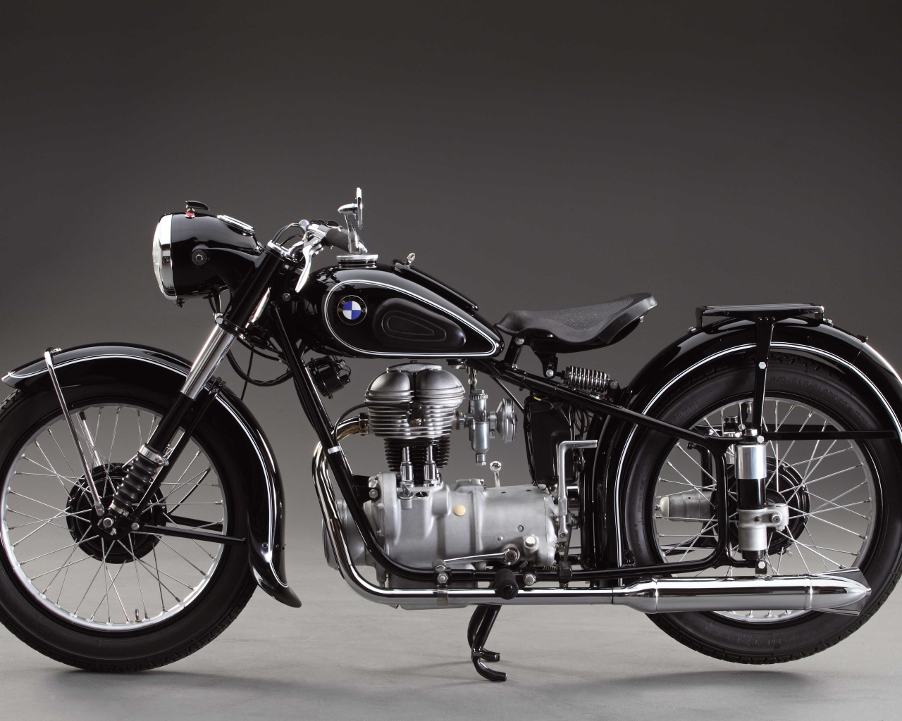 Мотоцикл BMW на сером фоне 