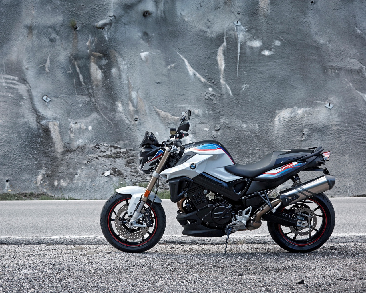 Стильный мотоцикл BMW F 800 R, 2017 у серой стены