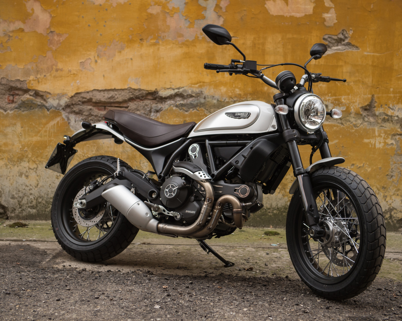 Быстрый мотоцикл Ducati Scrambler