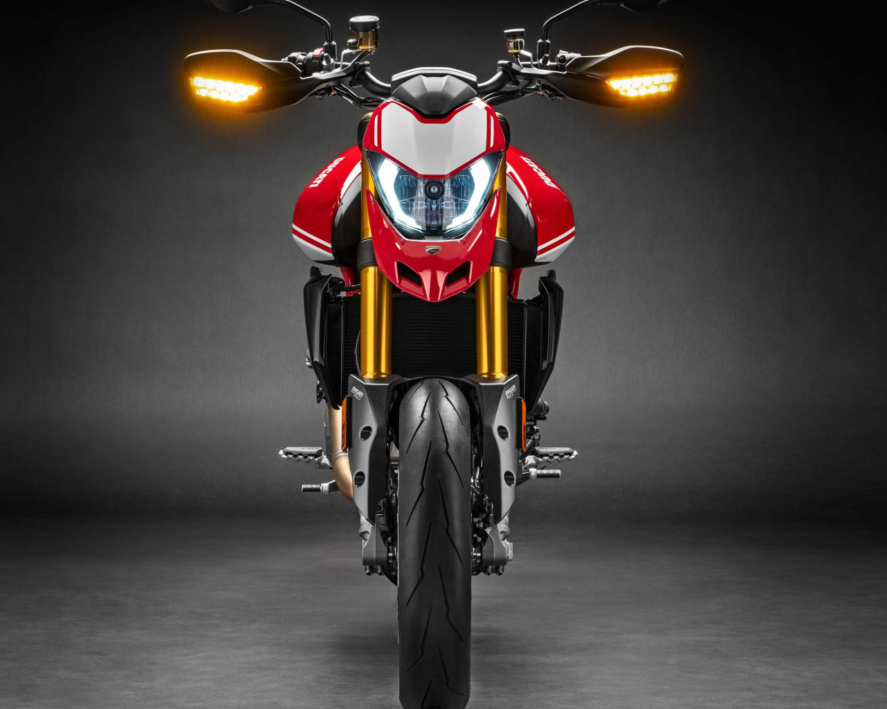 Мотоцикл Ducati Hypermotard 950 SP, 2019 года на сером фоне вид спереди