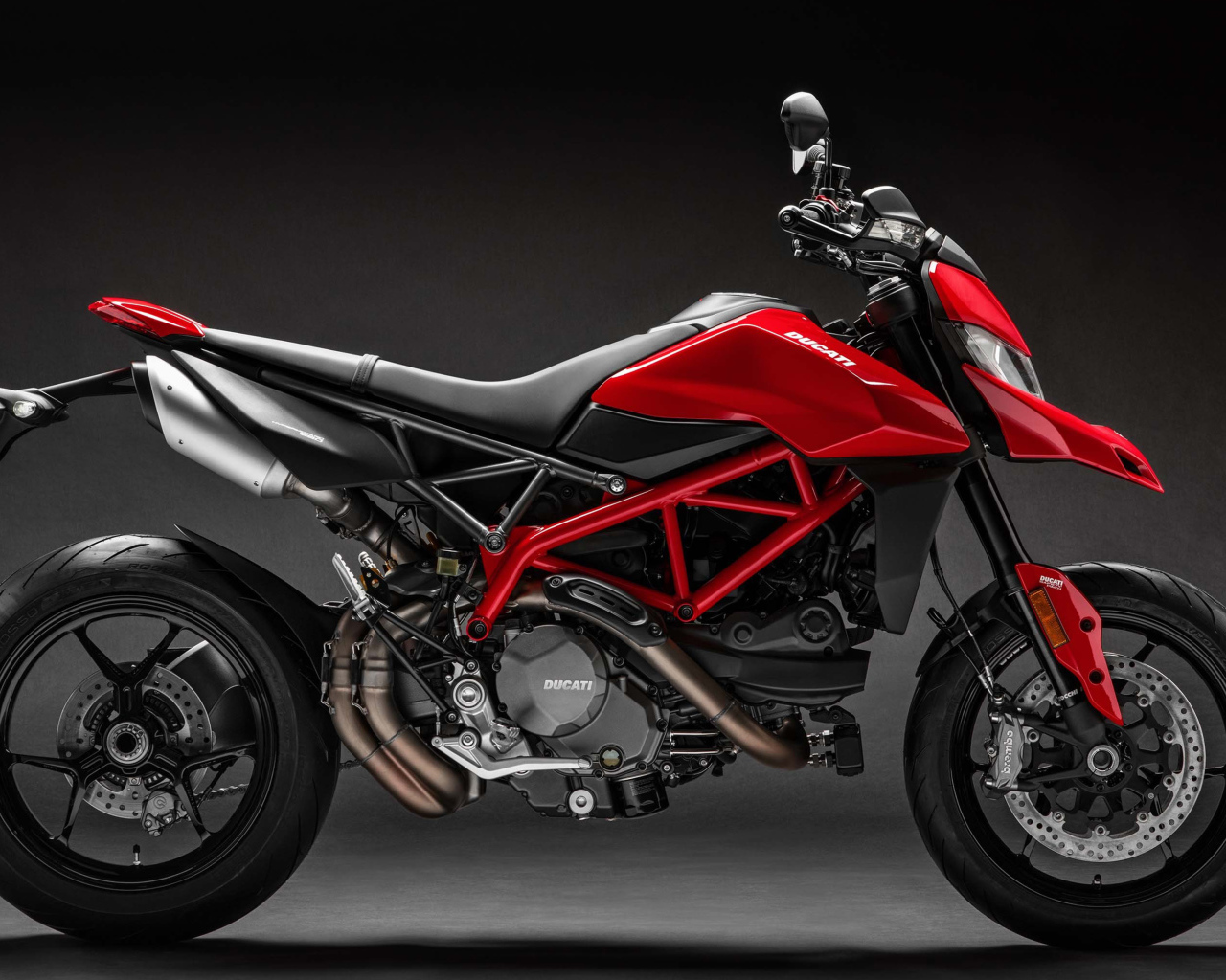 Мотоцикл  Ducati Hypermotard 950, 2019 года на сером фоне