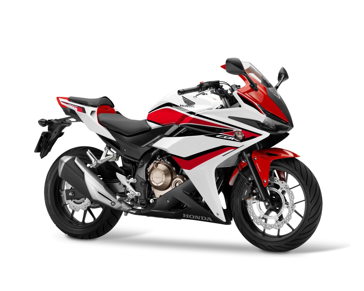 Мотоцикл Honda CBR500R на белом фоне
