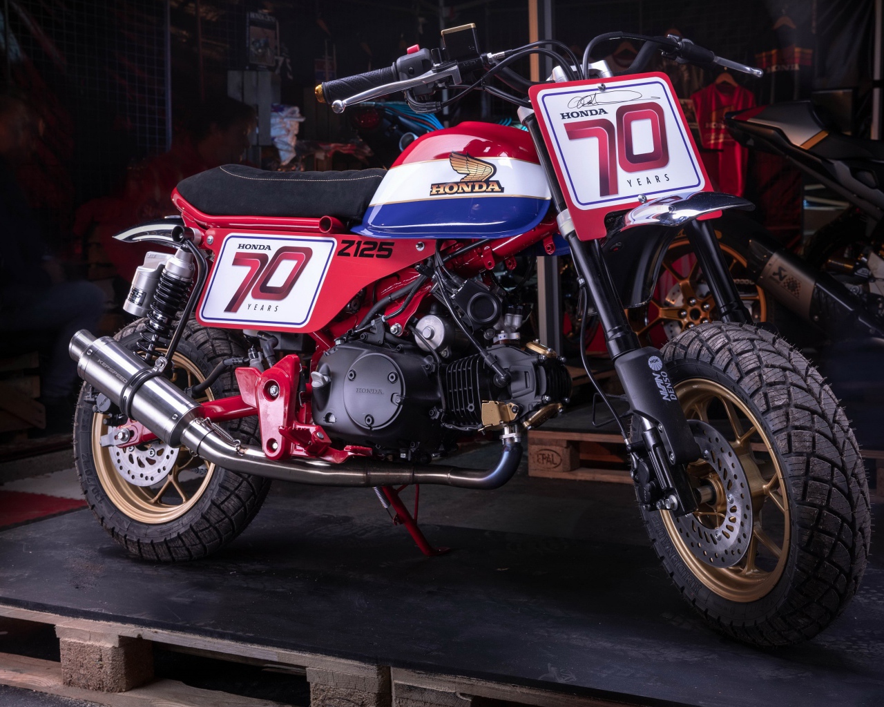 Мотоцикл honda z125 monkey в гараже