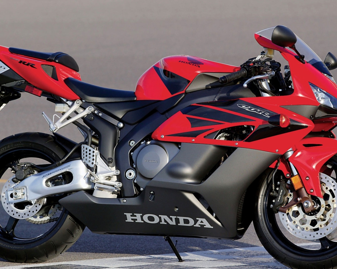 Красный мотоцикл Honda CBR1000RR