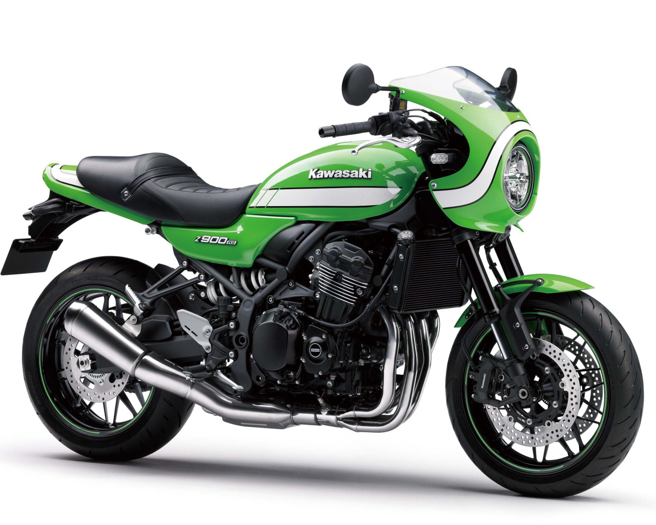 Мотоцикл Kawasaki Z900RS, 2018 на белом фоне