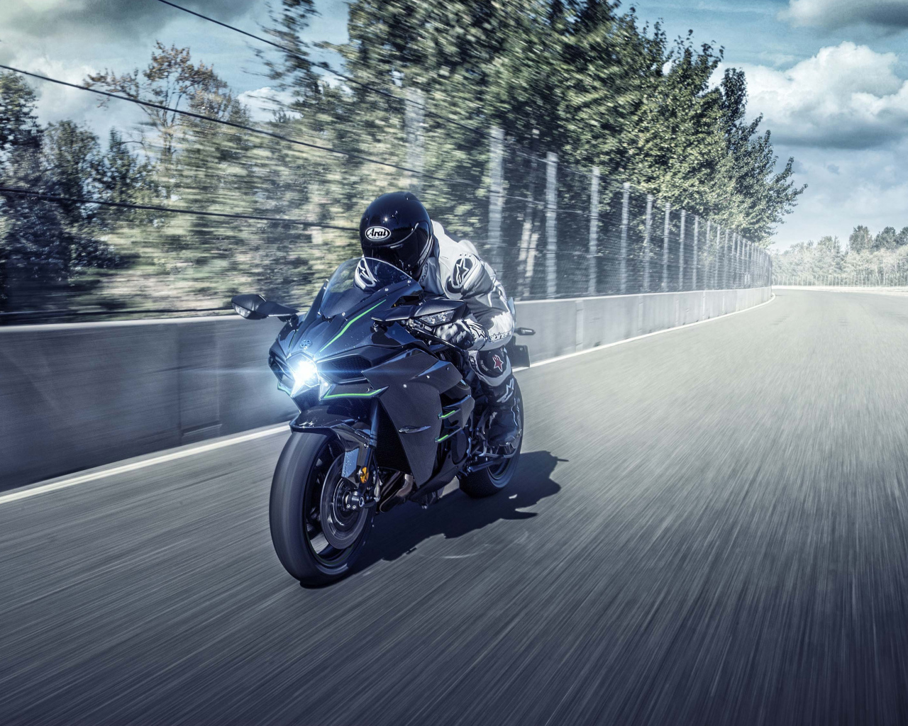 Мотоциклист на мотоцикле Kawasaki Ninja H2, 2019 на гоночной трассе