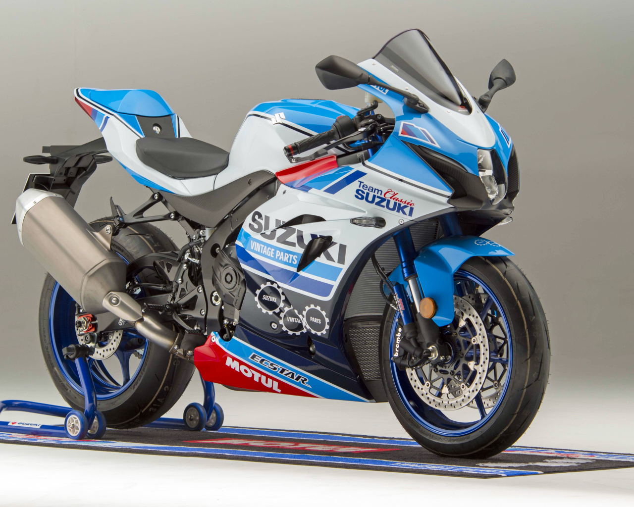 Мотоцикл Suzuki GSX-R1000R, 2018 на сером фоне