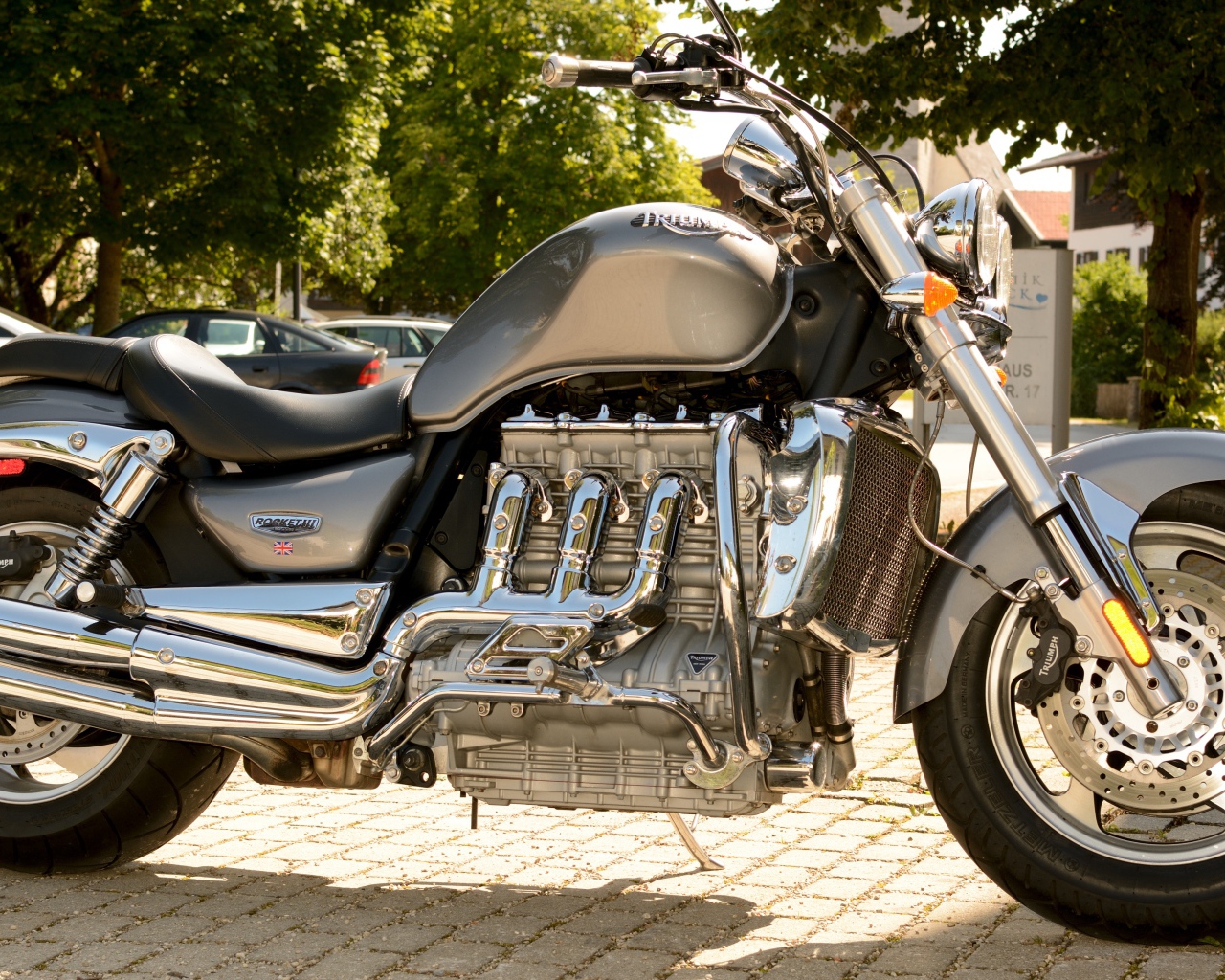 Красивый большой мотоцикл Triumph Rocket III