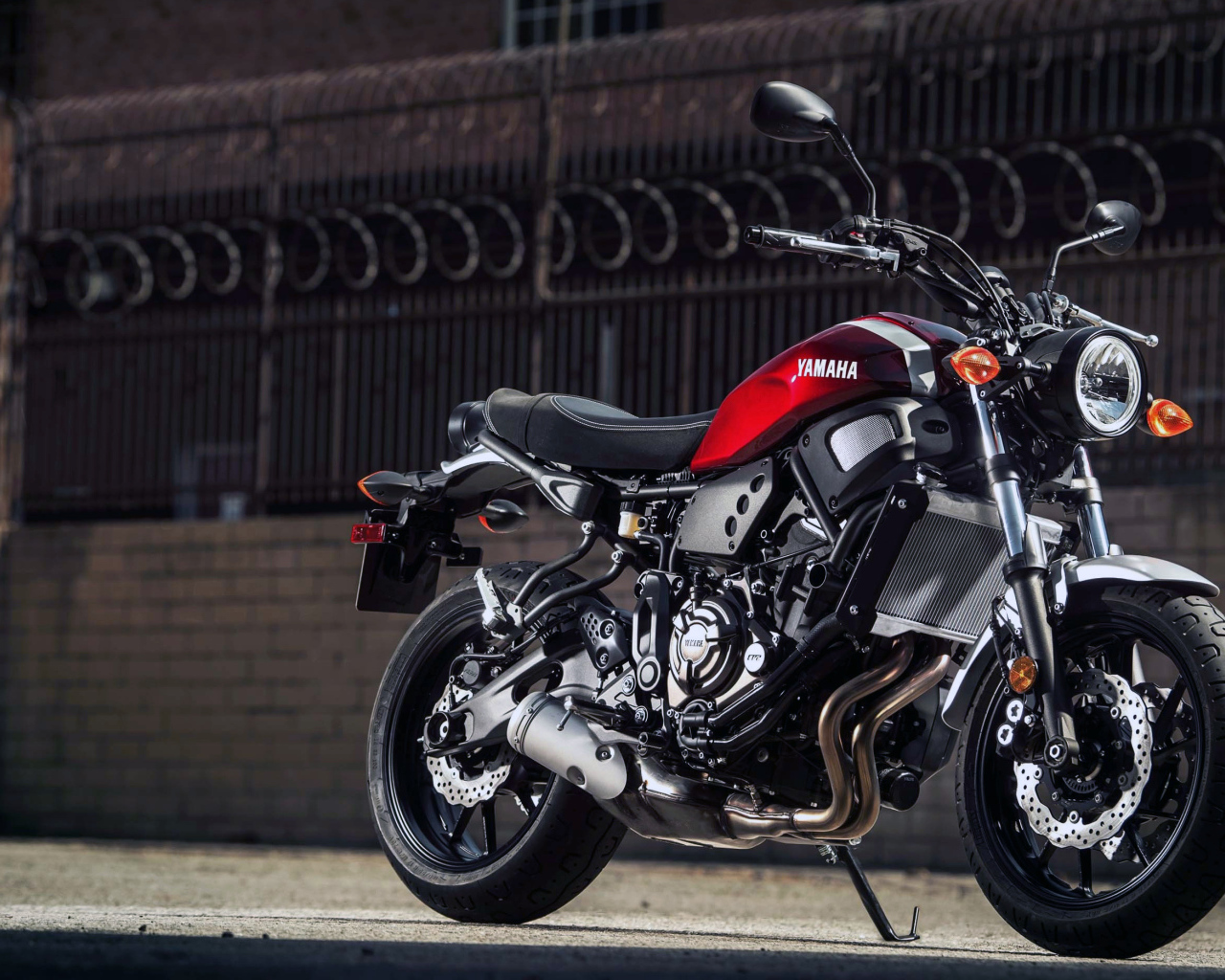 Большой мотоцикл Yamaha XSR700