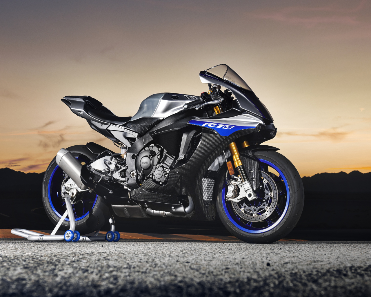Мотоцикл Yamaha YZF-R1M, 2018 на фоне заката