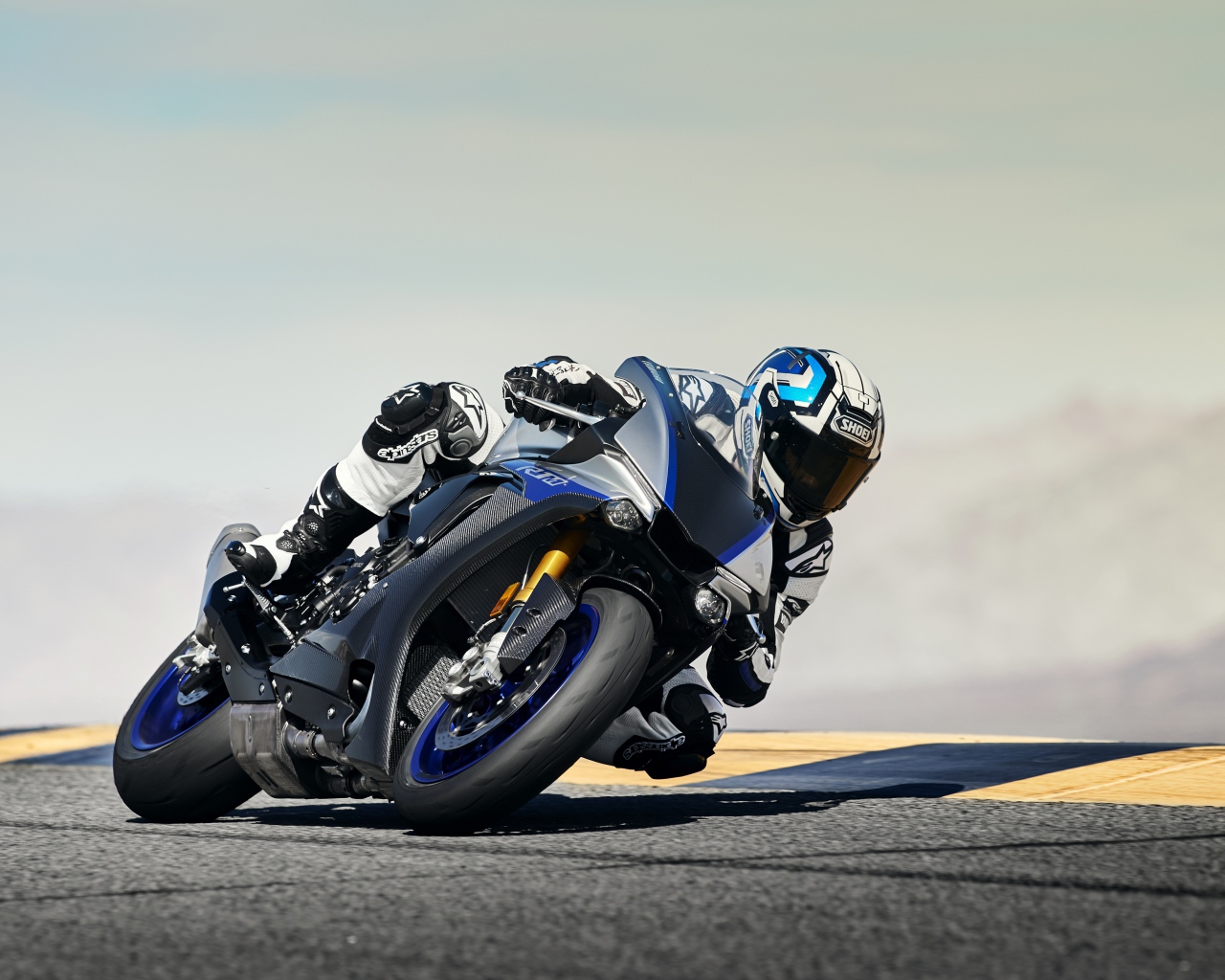 Мотогонщик на трассе на мотоцикле Yamaha YZF-R1M, 2018