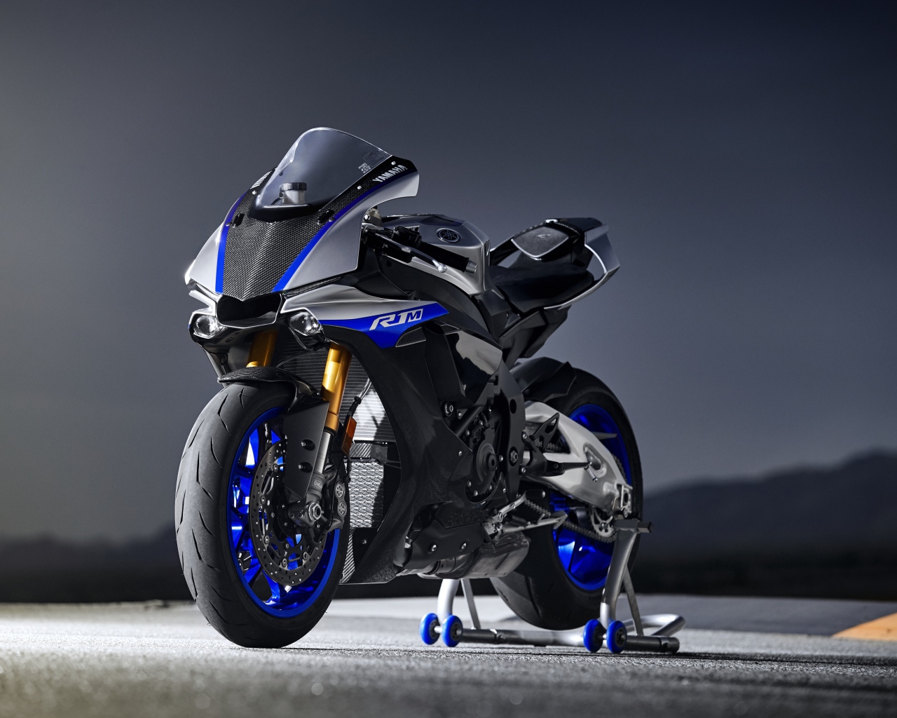 Стильный новый мотоцикл Yamaha YZF-R1M, 2018 года