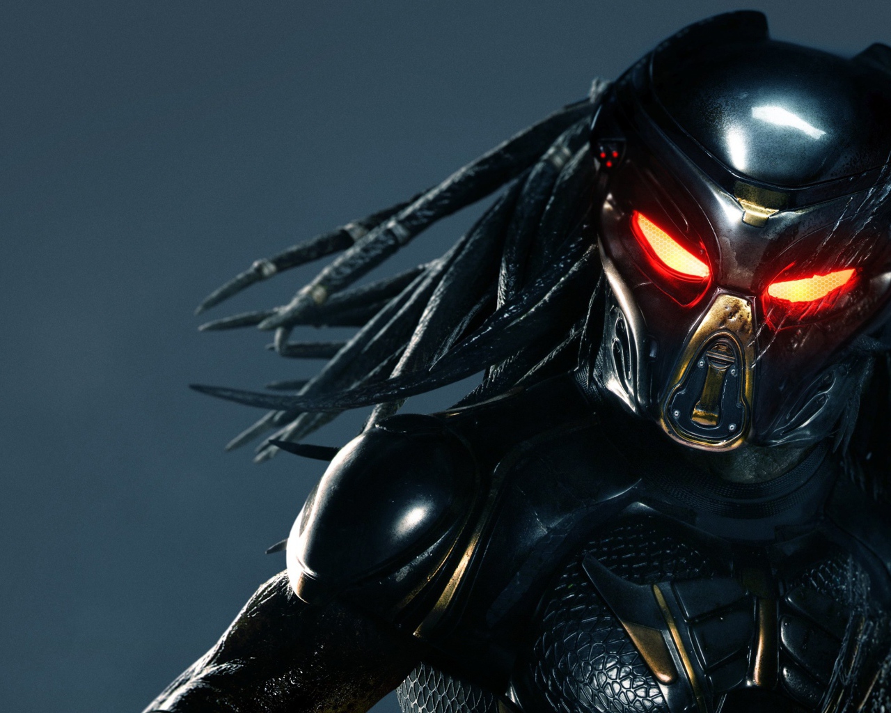 Грозный персонаж фильма Хищник, 2018 на сером фоне