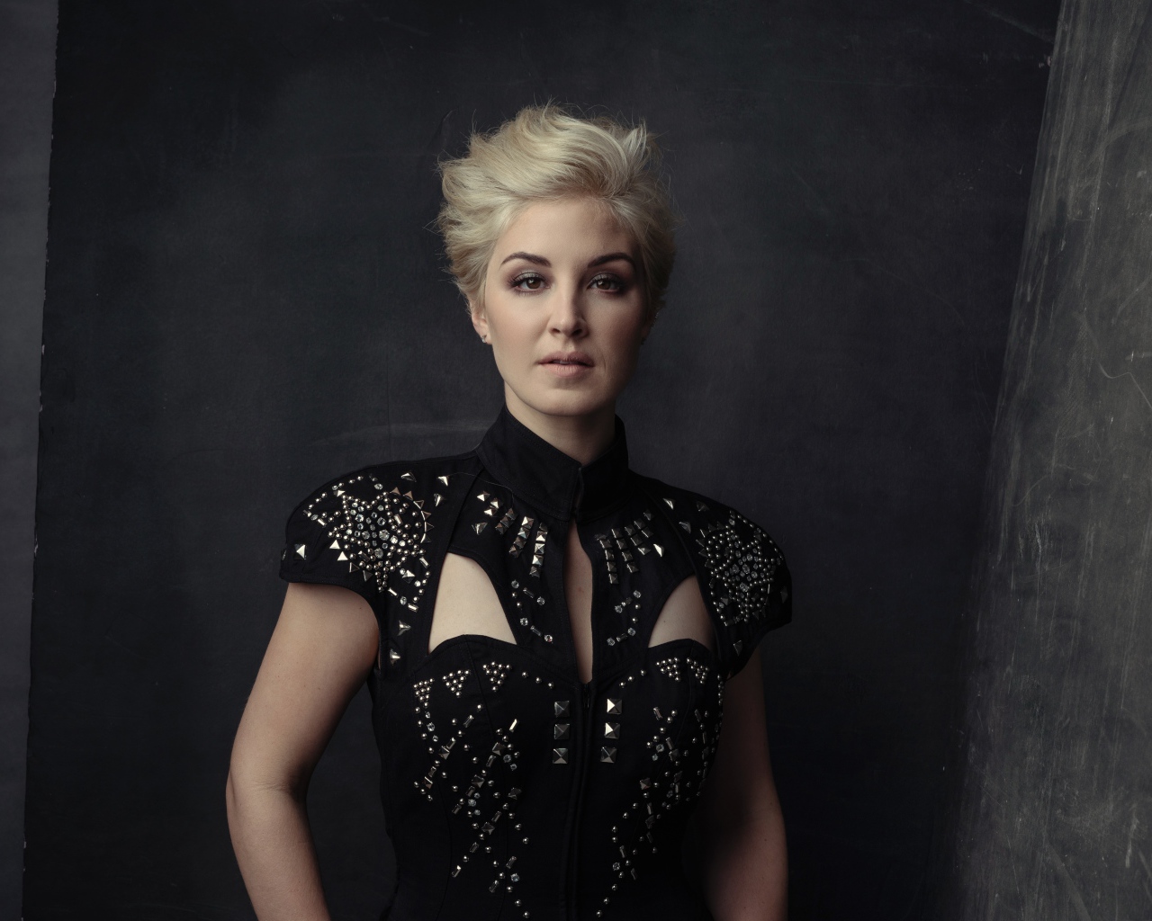 Американская кантри певица Мэгги Роуз в красивом платье 