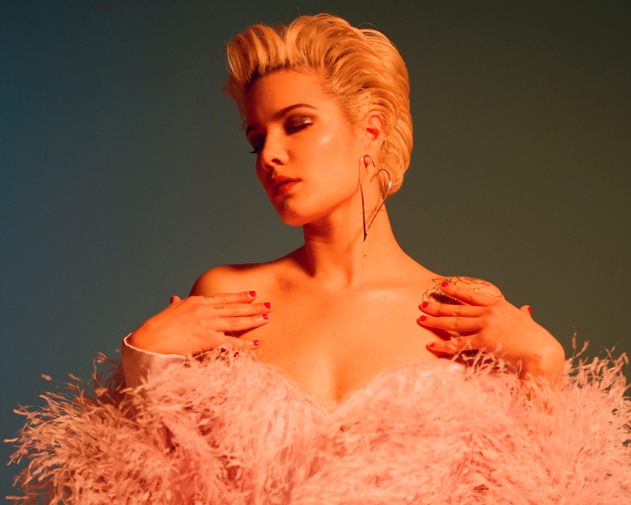 Американская певица Холзи в розовом наряде