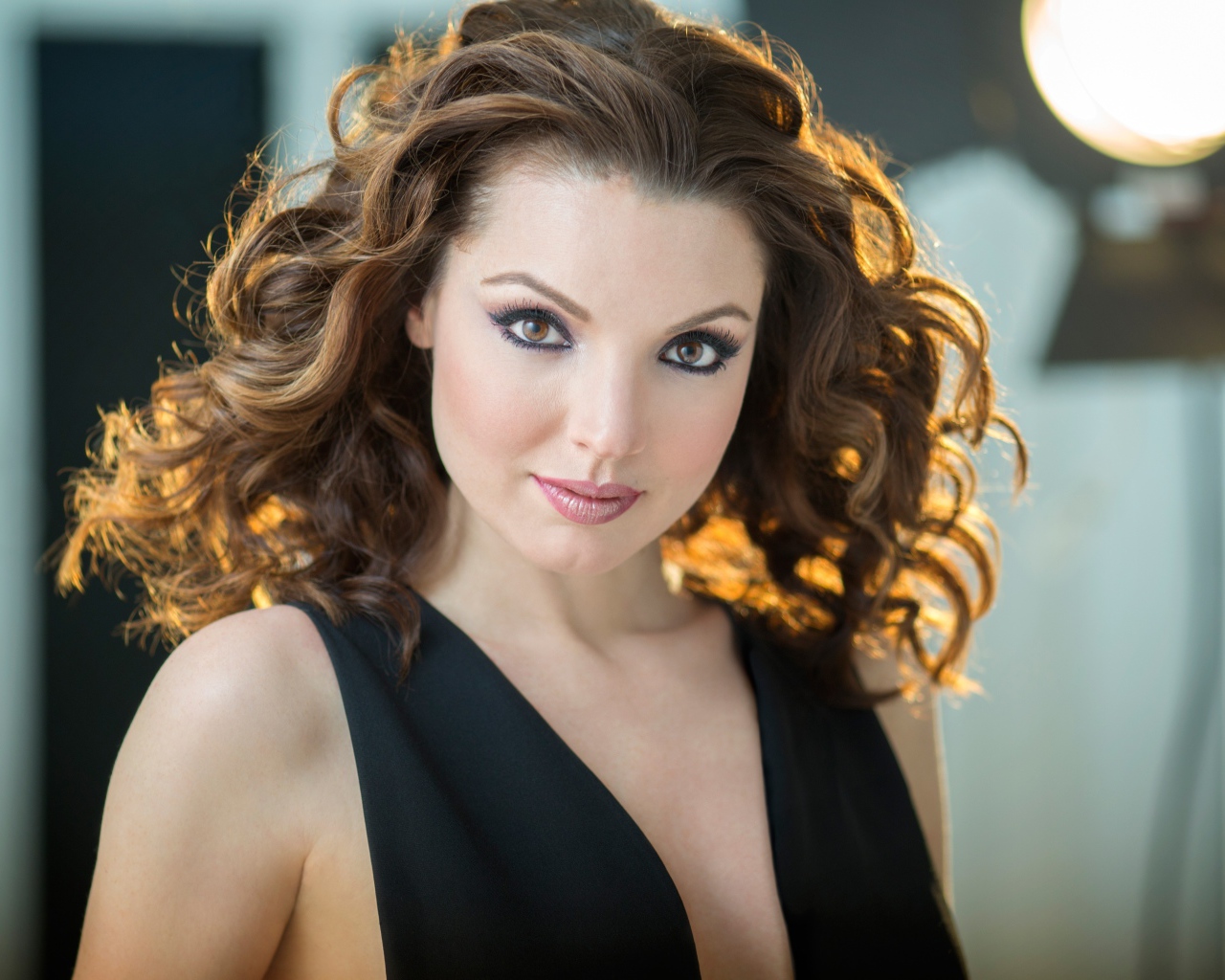 Американская певица сопрано Сара Джой Миллер в черном платье