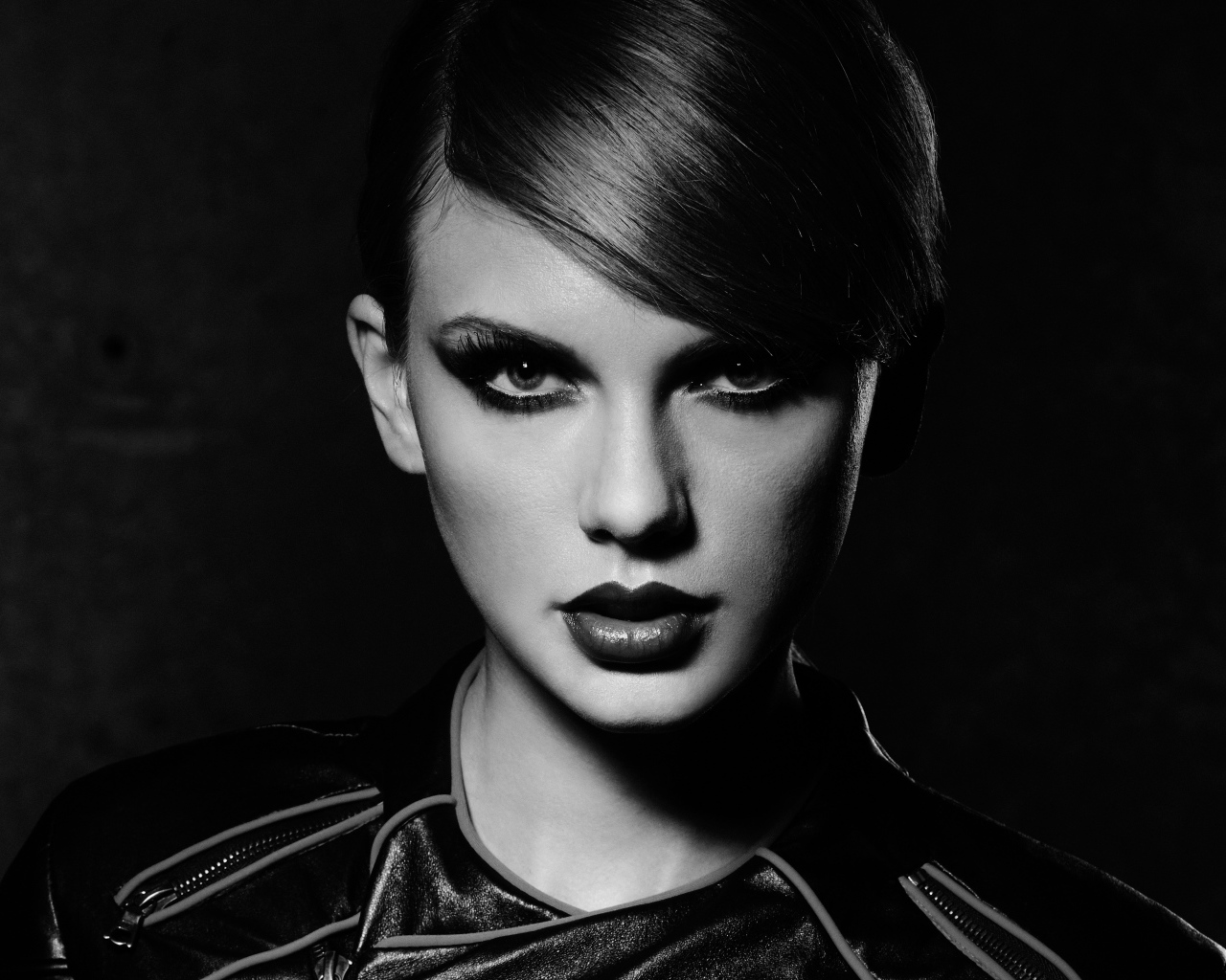 Исполнительница Тейлор Свифт черно белое фото