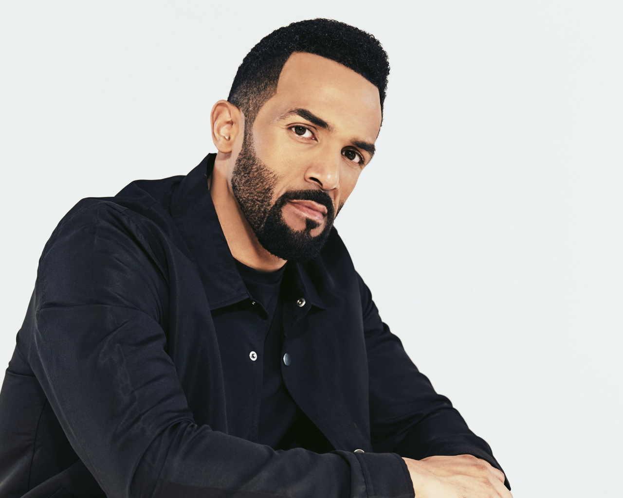 Британский певец Крейг Дэвид в черной куртке