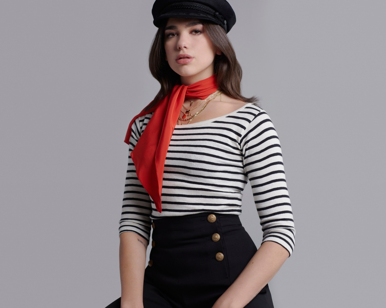 Британская певица Дуа Липа фото на сером фоне