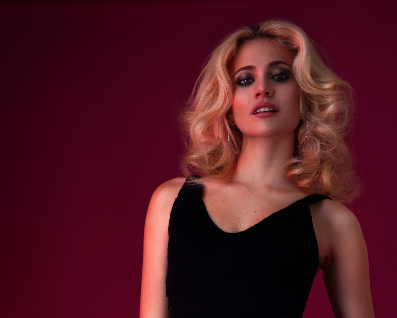 Британская певица Пикси Лотт в черном платье