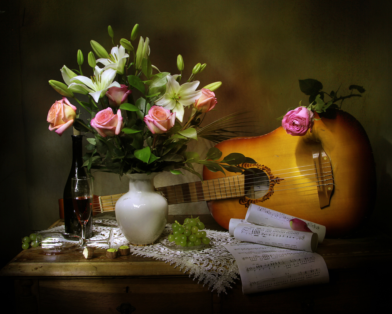 Гитара на столе с букетом и вином 