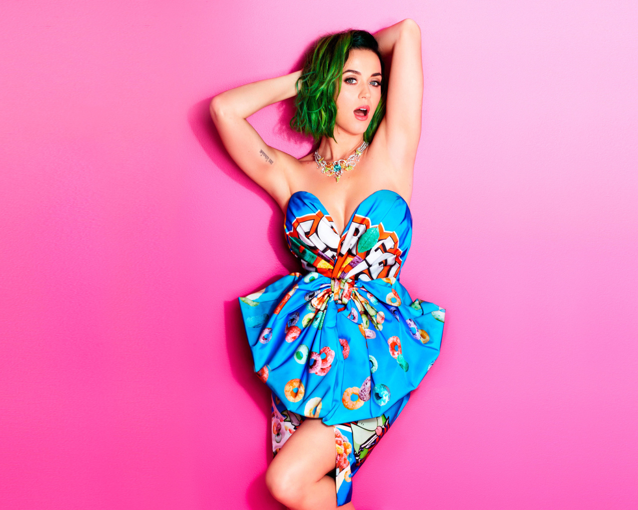 Эпатажная певица Кэти Перри на розовом фоне