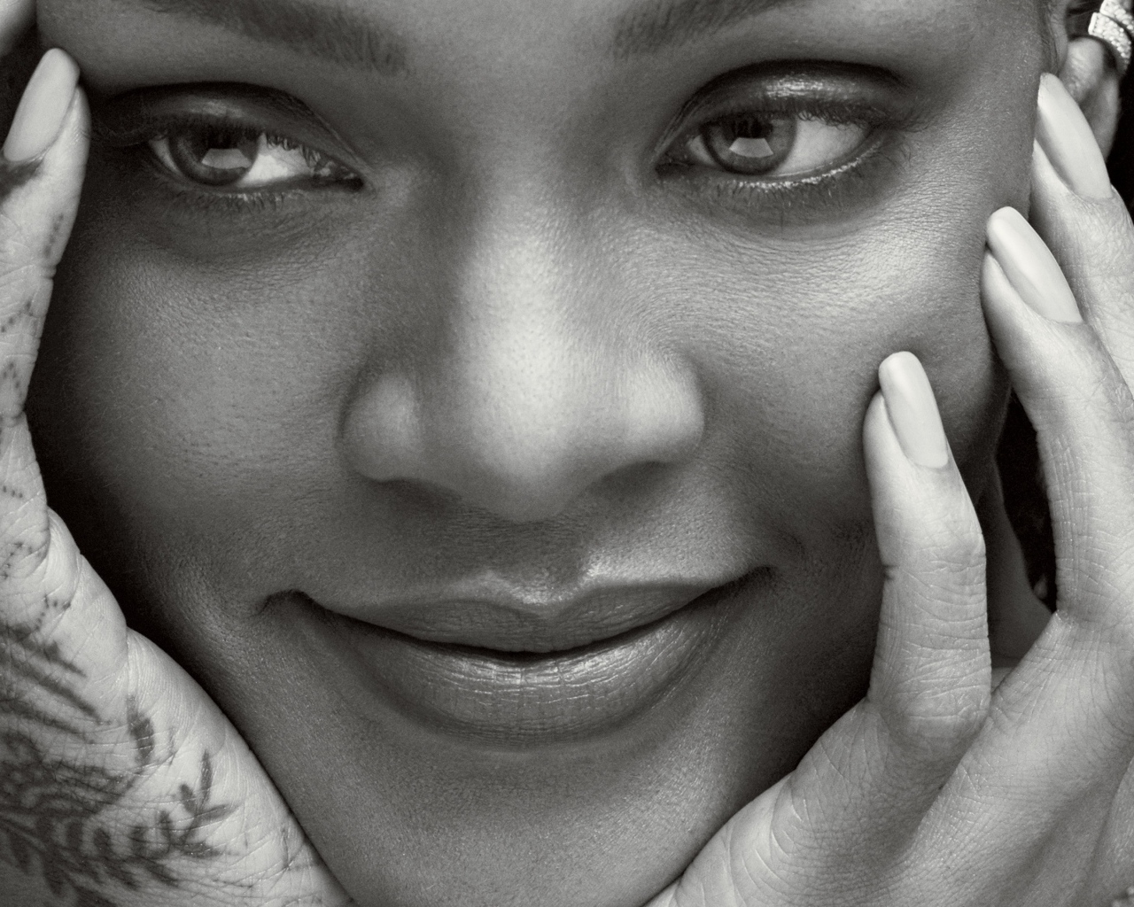 Популярная исполнительница Рианна,  черно-белое фото